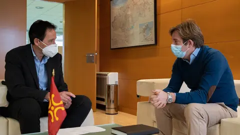 Reuni&oacute;n del consejero de Obras P&uacute;blicas,, Jos&eacute; Luis Gochicoa, con el alcalde de Reoc&iacute;n, Pablo Diestro.