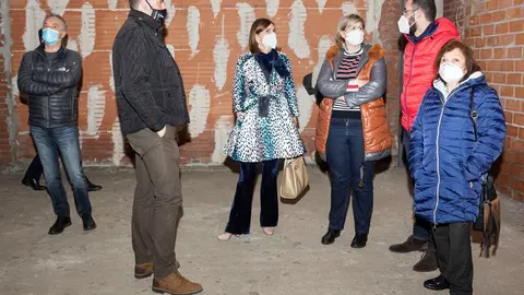 La consejera de Presidencia, Paula Fern&aacute;ndez, y la alcaldesa de Camargo, Esther Bolado, durante la visita