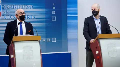 El consejero de Sanidad de Cantabria, Miguel Rodr&iacute;guez (i), acompa&ntilde;ado del director general de Salud P&uacute;blica, Reinhard Wallmann