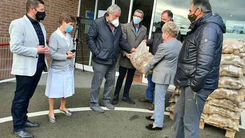 Valderredible entrega 5.000 kilos de patatas a la Fundaci&oacute;n Asilo de Torrelavega