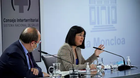 El ministro de Pol&iacute;tica Territorial y Funci&oacute;n P&uacute;blica, Miquel Iceta y la ministra de Sanidad, Carolina Darias durante una rueda de prensa tras la reuni&oacute;n del Consejo Interterritorial del Sistema Nacional de Salud, en Madrid 