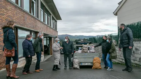 El alcalde de Valderredible, Fernando Fern&aacute;ndez, entrega 1.000 kilos de patatas del municipio a la alcaldesa de Polanco, Rosa D&iacute;az