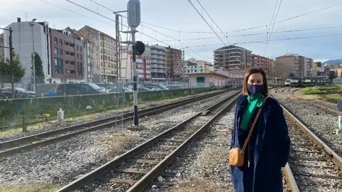 La portavoz del PP de Torrelavega, Marta Fern&aacute;ndez Teieiro, junto a las v&iacute;as del tren