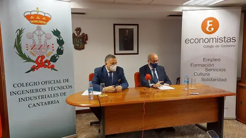 Los presidentes de los colegios oficiales de Ingenieros T&eacute;cnicos Industriales y Economistas, Enrique Gonz&aacute;lez y Fernando Garc&iacute;a, presentan el Bar&oacute;metro Industrial 2020