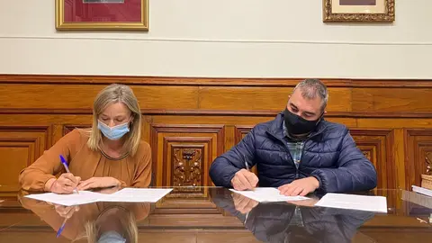 El Ayuntamiento de Castro Urdiales y la empresa Nubip firman un convenio para instalar fibra &oacute;ptica