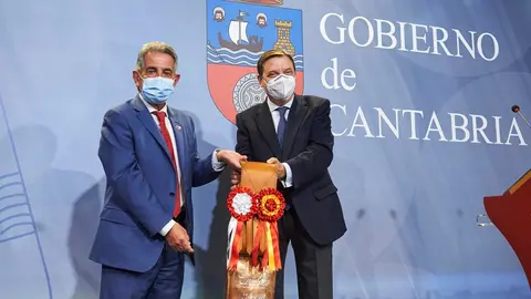 El presidente de Cantabria, Miguel &Aacute;ngel Revilla (i), regala al ministro de Agricultura, Pesca y Alimentaci&oacute;n, Luis Planas (d), un campano ganadero