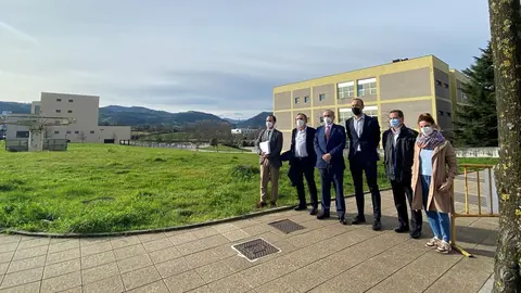 Representantes del Ayuntamiento de Torrelavega y la UC visitan la parcela en la que se construir&aacute; la residencia de estudiantes