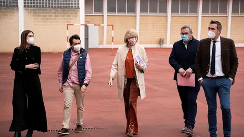 La consejera de Educaci&oacute;n, Marina Lomb&oacute;, visita al IES Marqu&eacute;s de Manzanedo de Santo&ntilde;a