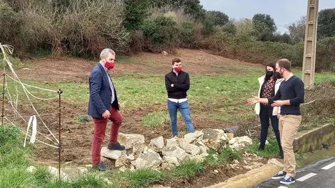 El alcalde, Alberto Garc&iacute;a Onand&iacute;a, junto al concejal de Obras, Luis del Pi&ntilde;al; la concejala de Cultura, Nuria Cardenal, y el concejal de Juventud, &Oacute;scar Varela, visitan uno de los puntos sobre los que se va a actuar para subsanar los problemas de inundac