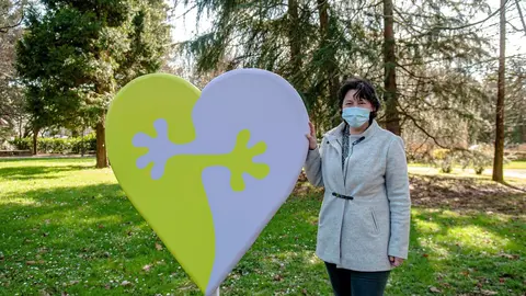 Concejala de Festejos junto a uno de los corazones del concurso de San Valent&iacute;n