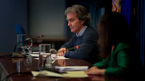 El director del Centro de Coordinaci&oacute;n de Alertas y Emergencias Sanitarias (CCAES), Fernando Sim&oacute;n durante una rueda de prensa convocada ante los medios de comunicaci&oacute;n en el Ministerio de Sanidad para informar sobre la evoluci&oacute;n del coronavirus, en Madri