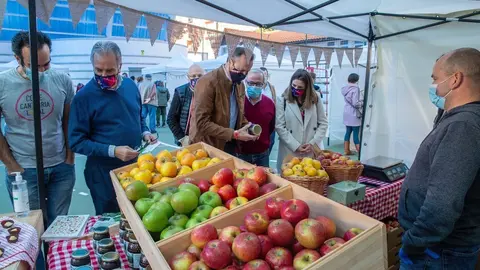 El consejero de Desarrollo Rural y Alimentaci&oacute;n del Gobierno de Cantabria, Guillermo Blanco, en el Mercado de la Tierra de Solares