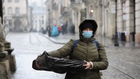 Una mujer con mascarilla en Le&oacute;polis, Ucrania