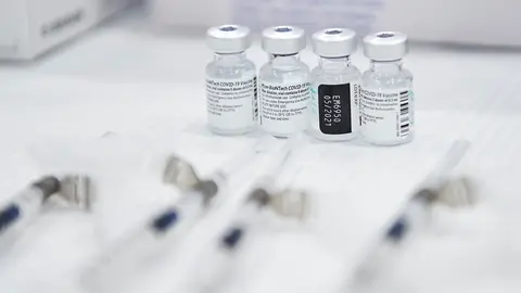 Varios frascos con la segunda dosis de la vacuna de Pfizer-BioNTech contra la Covid-19 en el Hospital Universitario Marqu&eacute;s de Valdecilla, en Santander, Cantabria (Espa&ntilde;a), a 12 de febrero de 2021. Hace m&aacute;s de un mes que el 90% del personal sanitario de e