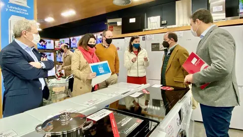 La alcaldesa de Santander y la concejala de Comercio abordan con empresarios el II plan de choque