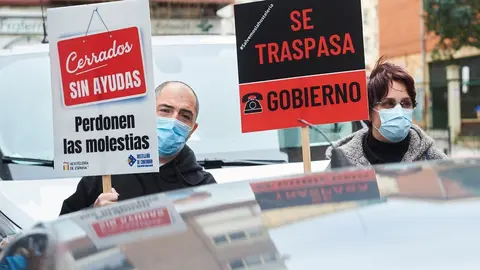 Hosteleros c&aacute;ntabros en una protesta frente a la Consejer&iacute;a de Sanidad