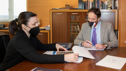 El consejero de Obras P&uacute;blicas, Jos&eacute; Luis Gochicoa, recibe a la alcaldesa de Corvera de Toranzo, M&oacute;nica Quevedo.