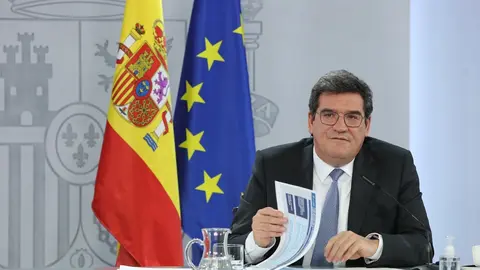 El ministro de Inclusi&oacute;n, Seguridad Social y Migraciones, Jos&eacute; Luis Escriv&aacute; interviene durante la rueda de prensa posterior al Consejo de Ministros, en el Complejo de la Moncloa, en Madrid (Espa&ntilde;a), a 2 de febrero de 2021. 