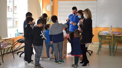 La alcaldesa de Pi&eacute;lagos visita el programa de ocio vacacional de Carnaval