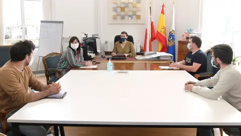 La alcaldesa, Gema Igual,  y la concejala de Juventud, Noem&iacute; M&eacute;ndez, mantienen un encuentro con los nuevos dirigentes del Consejo de la Juventud de Cantabria, presidido por Ismael Ch&aacute;vez.