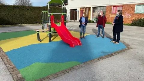 La alcaldesa de Camargo visita el resultado de los trabajos del parque infantil del colegio Arenas de Escobedo