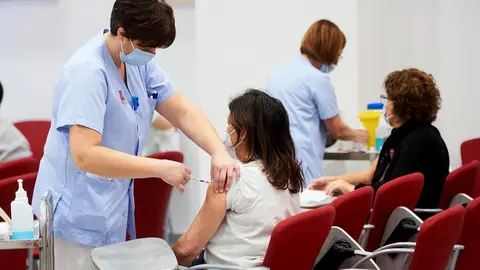 Un trabajadora sanitaria inyecta la segunda dosis de la vacuna de Pfizer-BioNTech contra la Covid-19 a una sanitaria del Hospital Universitario Marqu&eacute;s de Valdecilla