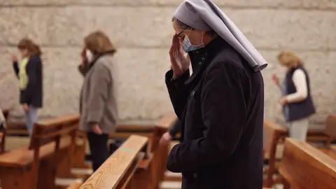 Una monja reza durante la celebraci&oacute;n de la Santa Eucarist&iacute;a en la Parroquia de Santa Elena, en Madrid (Espa&ntilde;a), a 15 de octubre de 2020.  El Arzobispado de Madrid ha asegurado que en sus templos se respetan "todas las pautas organizativas e higi&eacute;nicas" p