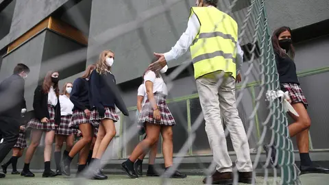 Alumnos caminan por el patio del colegio SEK Ciudalcampo, en San Sebasti&aacute;n de los Reyes, Madrid (Espa&ntilde;a), a 18 de septiembre de 2020. El Colegio internacional y privado SEK Ciudalcampo es uno de los centros educativos que imparte ense&ntilde;a presencial y onlin