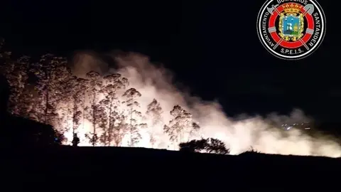 Incendio en el exterior del campo de golf de Pedre&ntilde;a