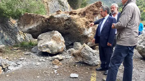 El diputado nacional del PRC Jos&eacute; Mar&iacute;a Maz&oacute;n con el presidente de Cantabria, Miguel &Aacute;ngel Revilla, en el desfiladero de la Hermida