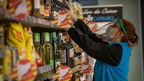 Trabajador de un supermercado de Caprabo