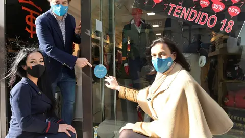 La alcaldesa Gema Igual durante su visita a uno de los comercios beneficiados del primer plan de choque