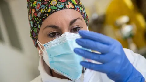 Una sanitaria prepara la vacuna de Pfizer para inyectarla a una persona en el Polideportivo Municipal, en Villafranca De Los Barros, Badajoz, Extremadura (Espa&ntilde;a), a 15 de febrero de 2021. El Servicio Extreme&ntilde;o de Salud (SED) ha comenzado a vacunar hoy co