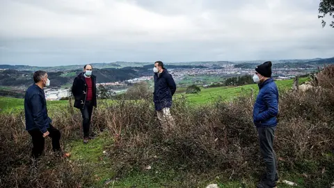 El concejal de Medio Ambiente y los representantes de la Junta de Vi&eacute;rnoles presentan el proyecto en el Dobra
