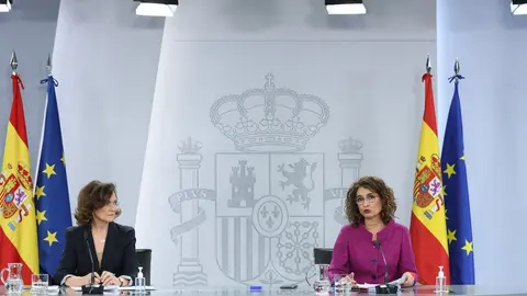 La vicepresidenta primera y ministra de Presidencia, Relaciones con las Cortes y Memoria Democr&aacute;tica, Carmen Calvo (i) y la ministra portavoz y de Hacienda, Mar&iacute;a Jes&uacute;s Montero.