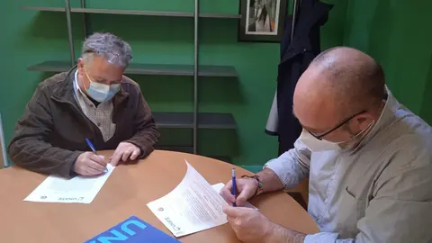 Los representantes de FNYH y UNATE firman el convenio