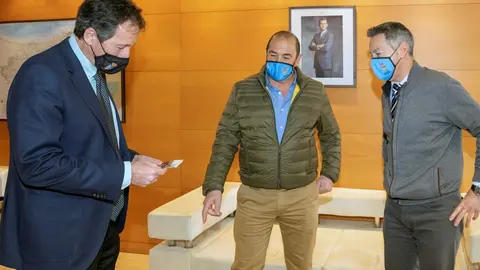 Consejero de Obras con alcalde de Campoo de Enmedio