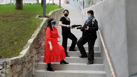 La concejala de Juventud, Noem&iacute; M&eacute;ndez, visita el mural art&iacute;stico que est&aacute; elaborando la artista Mar Pajar&oacute;n para poner en valor la casa de recogida de Santa Mar&iacute;a Egipciaca