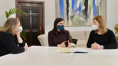 La alcaldesa de Santander, Gema Igual, y la coordinadora de Cantabria Acoge, Marta S&aacute;nchez