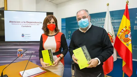 La Consejera De Empleo Y Pol&iacute;ticas Sociales, Ana Bel&eacute;n &Aacute;lvarez, Acompa&ntilde;ada Del Director General De Pol&iacute;ticas Sociales, Julio Soto