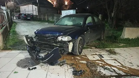 Un conductor duplica la tasa de alcohol, choca contra un bloque de hormig&oacute;n y se da a la fuga