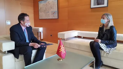 El consejero de Obras P&uacute;blicas, Jos&eacute; Luis Gochicoa, y la alcaldesa de Castro Urdiales, Susana Herr&aacute;n