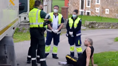 Rdo. Nota De Prensa Guardia Civil (Detenido Un Camionero Por Conducci&oacute;n Temeraria, Colisionando Contra Un Veh&iacute;culo Estacionado)