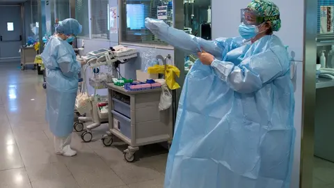 Archivo - AMP.- Cvirus.- Bajan los casos nuevos, hospitalizados e incidencia por Covid en Cantabria