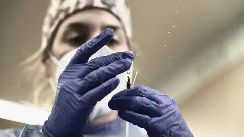 Cvirus.- La pr&oacute;xima semana empezar&aacute; la vacunaci&oacute;n de colectivos esenciales como polic&iacute;as y bomberos