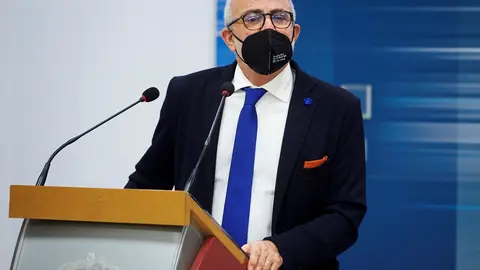 Archivo - "Tranquilidad" en Sanidad por el auto del TSJC que mantiene cerrado el interior de la hosteler&iacute;a c&aacute;ntabra