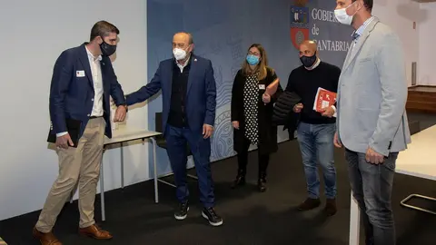 Consejero de Turismo con alcalde de Cartes