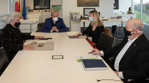 El consejero de Industria, Turismo, Innovaci&oacute;n, Transporte y Comercio, Javier L&oacute;pez Marcano, recibe al presidente de la Asociaci&oacute;n de Hosteler&iacute;a, &Aacute;ngel Cuevas.