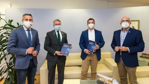 Zuloaga y Rodr&iacute;guez con los autores del libro sobre protonterapia