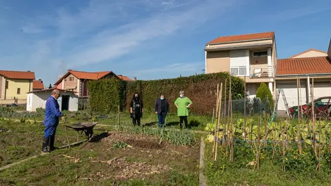 La alcaldesa de Polanco, Rosa D&iacute;az Fern&aacute;ndez, visita los huertos urbanos junto a los concejales de Medio Ambiente, Isabel Herrera, y de Barrios, Fernando Sa&ntilde;udo.
